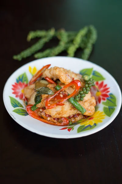 Revuelve el pescado frito. Alimentos tailandeses —  Fotos de Stock