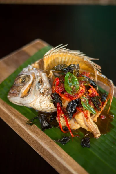Жареная рыба с тайскими травами — стоковое фото