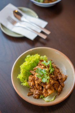 Sarımsaklı kızarmış tavuk karıştırın