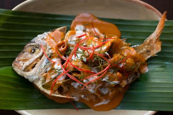 Choo chee ryb. Kuchnia tajska. — Zdjęcie stockowe