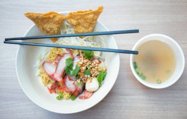 Barbekü domuz eti ile erişte.