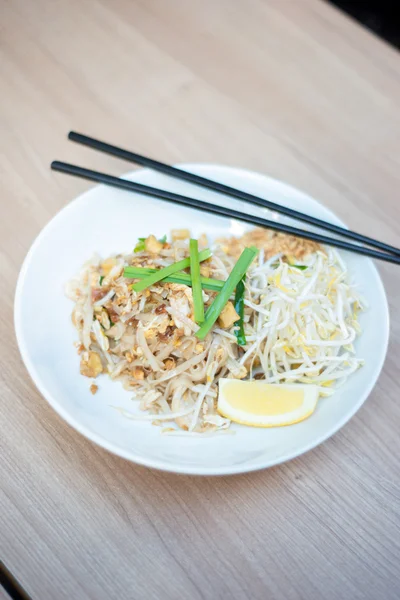 Pad Thaise kip op de plaat — Stockfoto