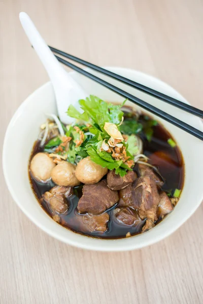 erişte çorbası plaka üzerinde