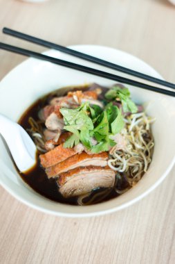 Kızarmış ördek erişte