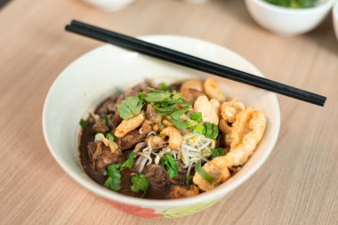 Domuz noodle güveç.