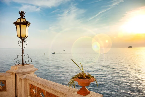 Miramare Kalesi 'nin Balkonunda Güzel Gün Batımı, Adriyatik Denizi, İtalya