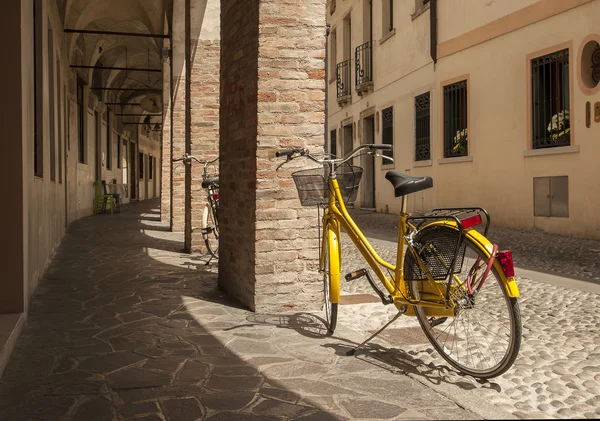 Bicicletas em uma rua italiana paralelepípedo — Fotografia de Stock