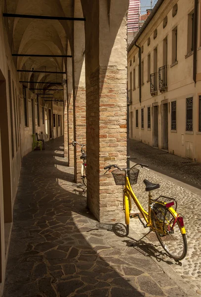 Fietsen op een Italiaanse geplaveide straat — Stockfoto