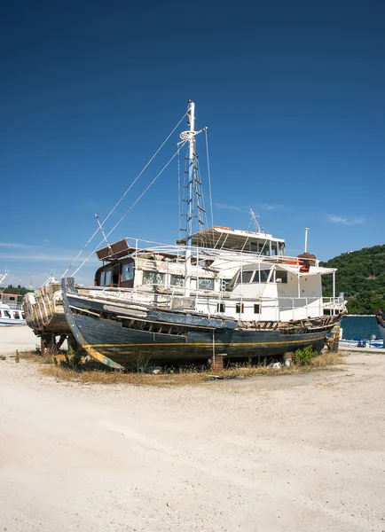 terk edilmiş balıkçı tekneleri