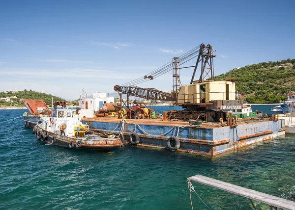 Guindaste industrial montado no topo de uma barcaça na Grécia — Fotografia de Stock