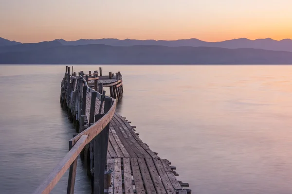 Jetty de madeira no mar ionian — Fotografia de Stock