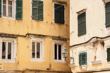 geleneksel windows ve Venedik tarzı housefront üzerinde shuitters