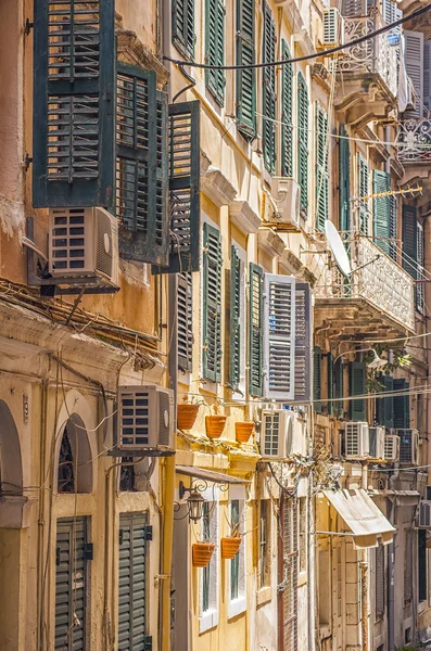 Blinden van het venster en balkons, corfu Griekenland — Stockfoto