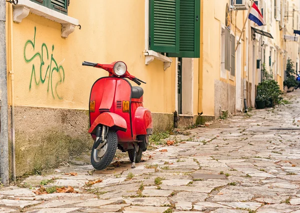 Scooter rojo en la calle griega —  Fotos de Stock