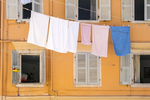 Lavanderia na rua grega — Fotografia de Stock