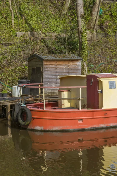 Narrowboat på moorings — Stockfoto