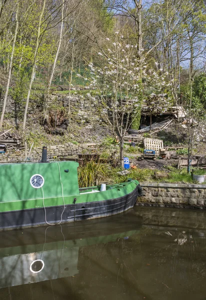 Narrowboat på moorings — Stockfoto