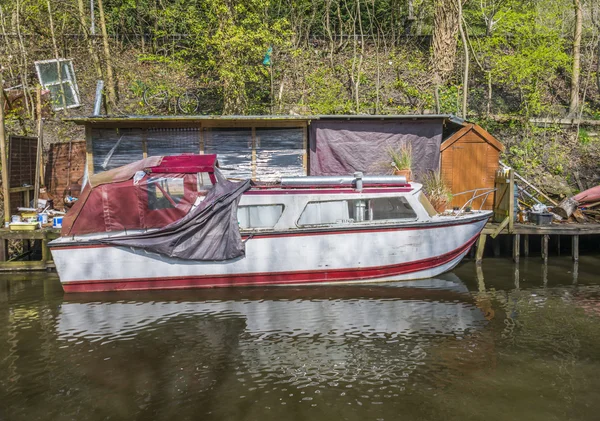 Schmalboot an Anlegestellen — Stockfoto