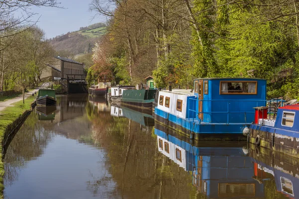 Liegeplatz an der Hebdenbrücke — Stockfoto