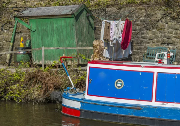 Bateau étroit aux amarrages — Photo