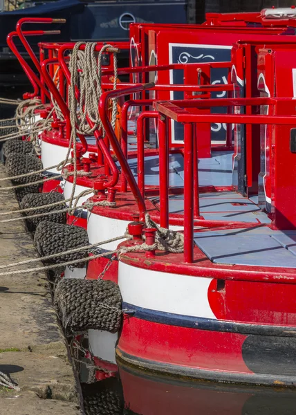 Barcos estreitos atracados — Fotografia de Stock