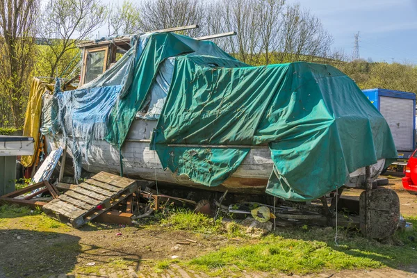 Neglected boat in Yorkshire boatyard — Stock Photo, Image