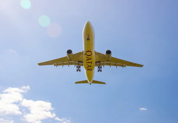 Manchester 22nd Nisan 2015-Qatar Airways 