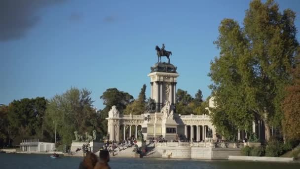 Mensen Verzamelen Zich Bij Monument Voor Alfonso Xii Het Parque — Stockvideo