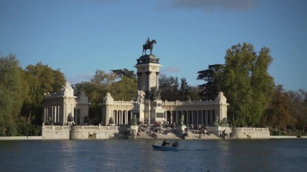 パーク ブエンレティロのアルフォンソ12世に記念碑でボートに乗って観光客 スペイン マドリードのプレザント リトリートの公園 — ストック動画