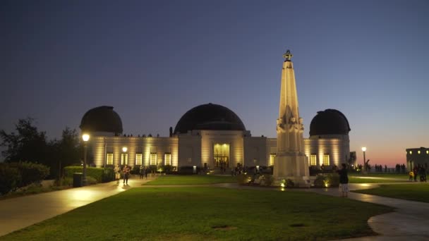 当晚在洛杉矶格里菲斯天文台拍摄的照片 游客们正在探索旅游景点 — 图库视频影像
