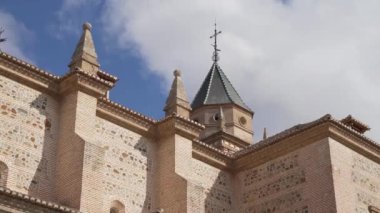 Madrid 'in gece boyunca Santa Maria la Real de La Almudena Katedrali ve Kraliyet Sarayı ile gökyüzü görüntüleri
