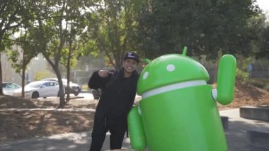 Google HQ Googleplex, Silikon Vadisi, San Francisco 'daki oyun parkında mutlu Asyalı Müslüman genç adam.