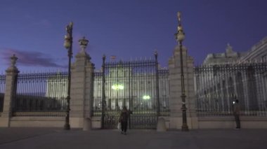 Palacio Real - Madrid 'deki İspanyol Kraliyet Sarayı Güzel mavi gökyüzü