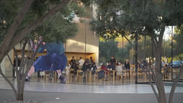 位于加州硅谷库比蒂诺 大屿山大道 新苹果商店和苹果公园游客中心总部的众多顾客从苹果商店游客中心外观看 — 图库视频影像