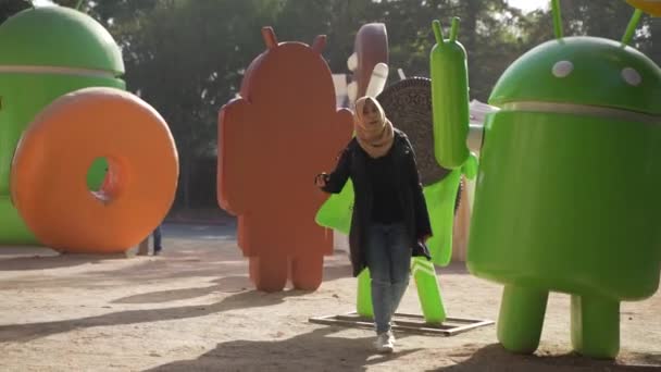 Asijská Muslimská Mladá Žena Pohybující Hřišti Sochařského Parku Google Googleplex — Stock video