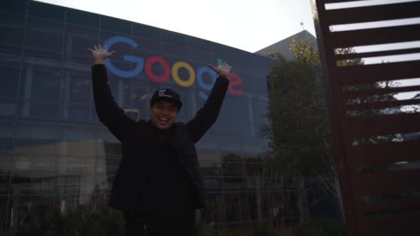 Google Ofisinin Önünde Sevinçten Havalara Uçan Asyalı Genç Bir Adam — Stok video