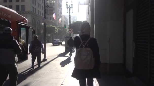 Seorang Gadis Muslim Asia Berjalan Sendirian Kota Madrid Pada Siang — Stok Video