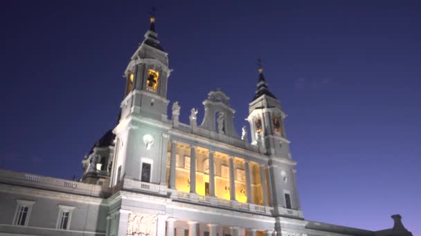 夜间马德里与圣玛莉亚 雷亚尔 拉穆迪纳主教座堂和皇家宫的天空画面 — 图库视频影像