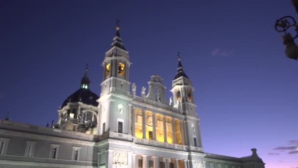 サンタ マリア レアル アルムデナ大聖堂と夜の王宮とマドリードのスカイラインの映像 — ストック動画