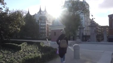 Asyalı Müslüman bir kız gün boyunca Madrid 'in parkında tek başına yürüyor.