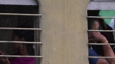 Kadın yolcu tren penceresinin dışından görüldü.