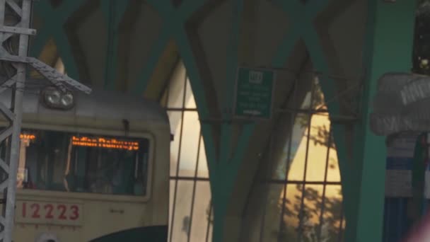 Крупним Планом Піднімається Старий Поїзд Залізниці Майбутніх Пасажирів — стокове відео