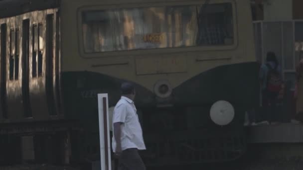 Close Έρχεται Παλιό Τρένο Για Σιδηροδρομικό Και Τους Υποψήφιους Επιβάτες — Αρχείο Βίντεο