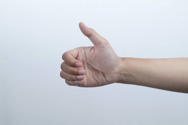 Beyaz arkaplanda izole edilmiş sanal akıllı telefona sahip el                              