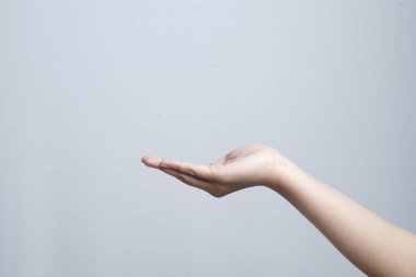 El, beyaz arka planda izole edilmiş. Elle yapılan hareketler                               