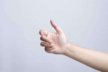 Beyaz arkaplanda izole edilmiş sanal akıllı telefona sahip el                              