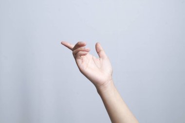 Beyaz tenli genç bir kadın.                               