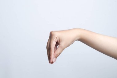 Beyaz arka planda izole edilmiş güzel bir kadının el ele tutuşması.                              