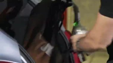 Bagaja çantaları koyarken çekilen görüntüler.