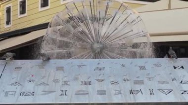 Bir kasabada çeşme suyu soyut mimarisi